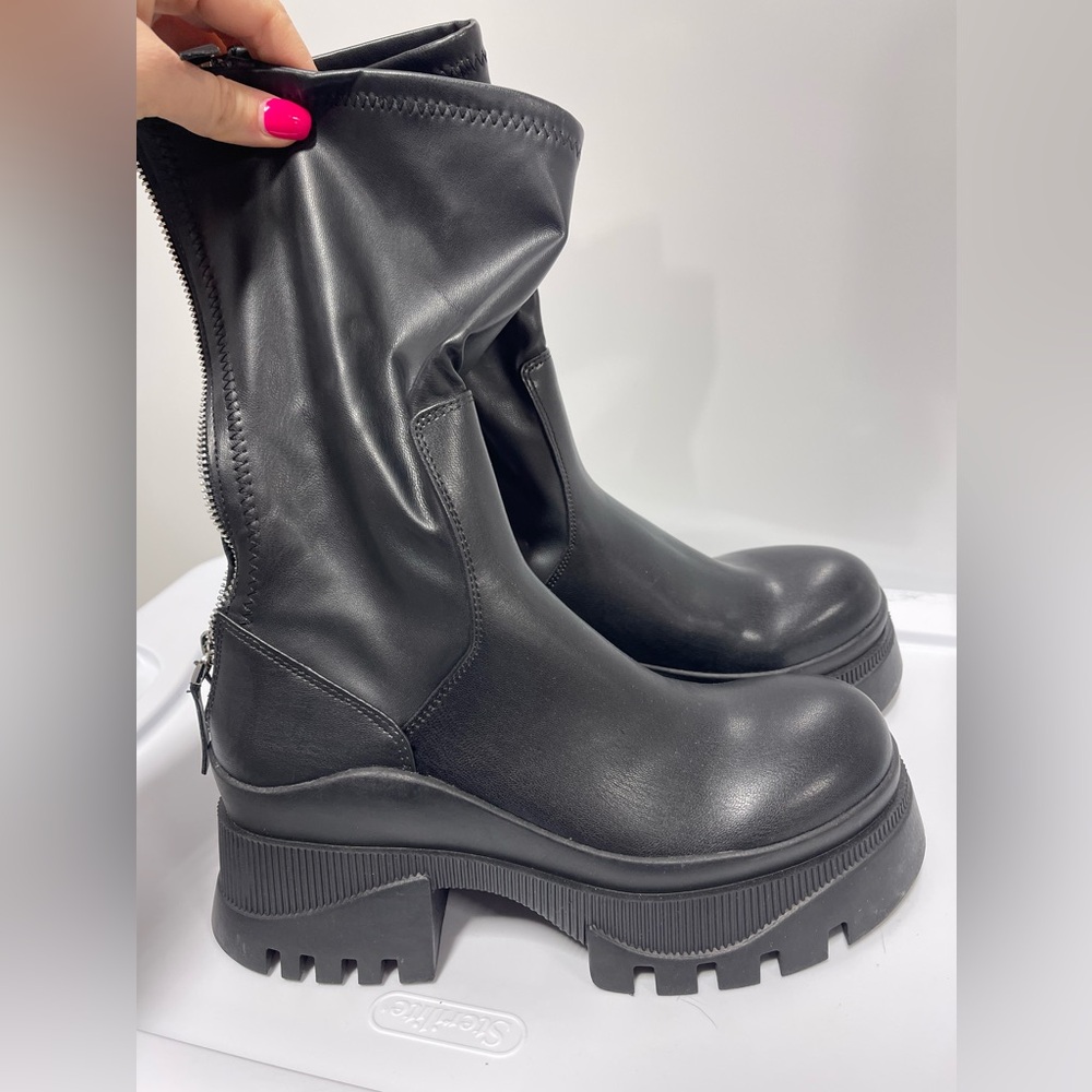 Chunky boot from Zara. Never worn, with tags.